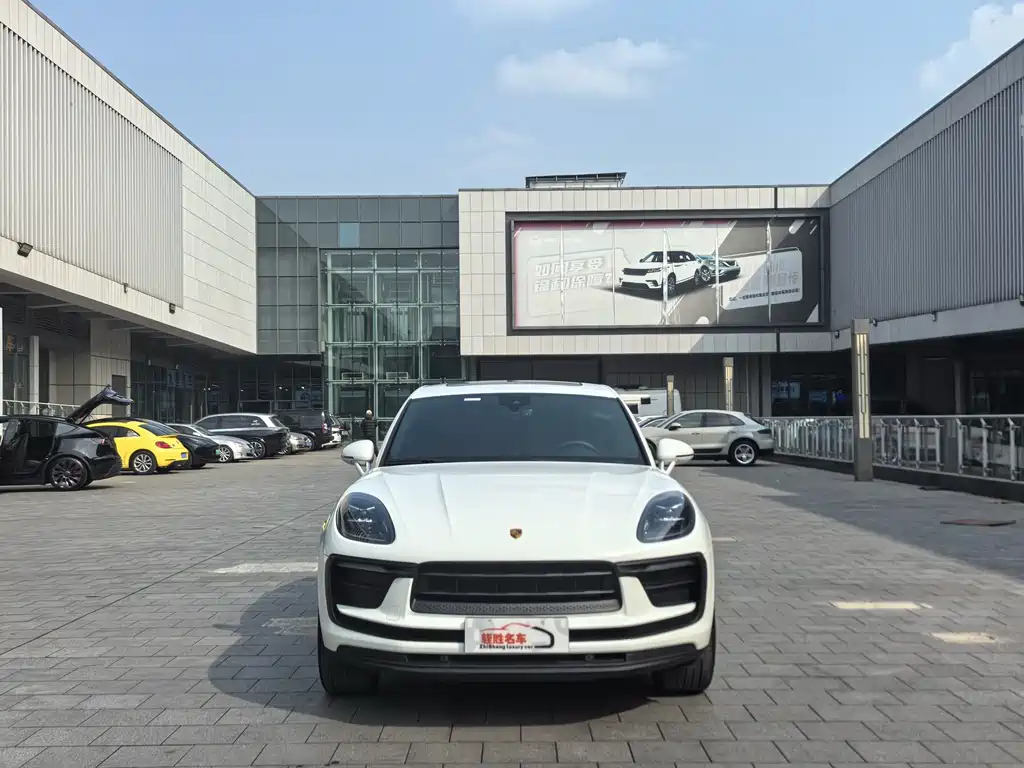 PORSCHE MACAN