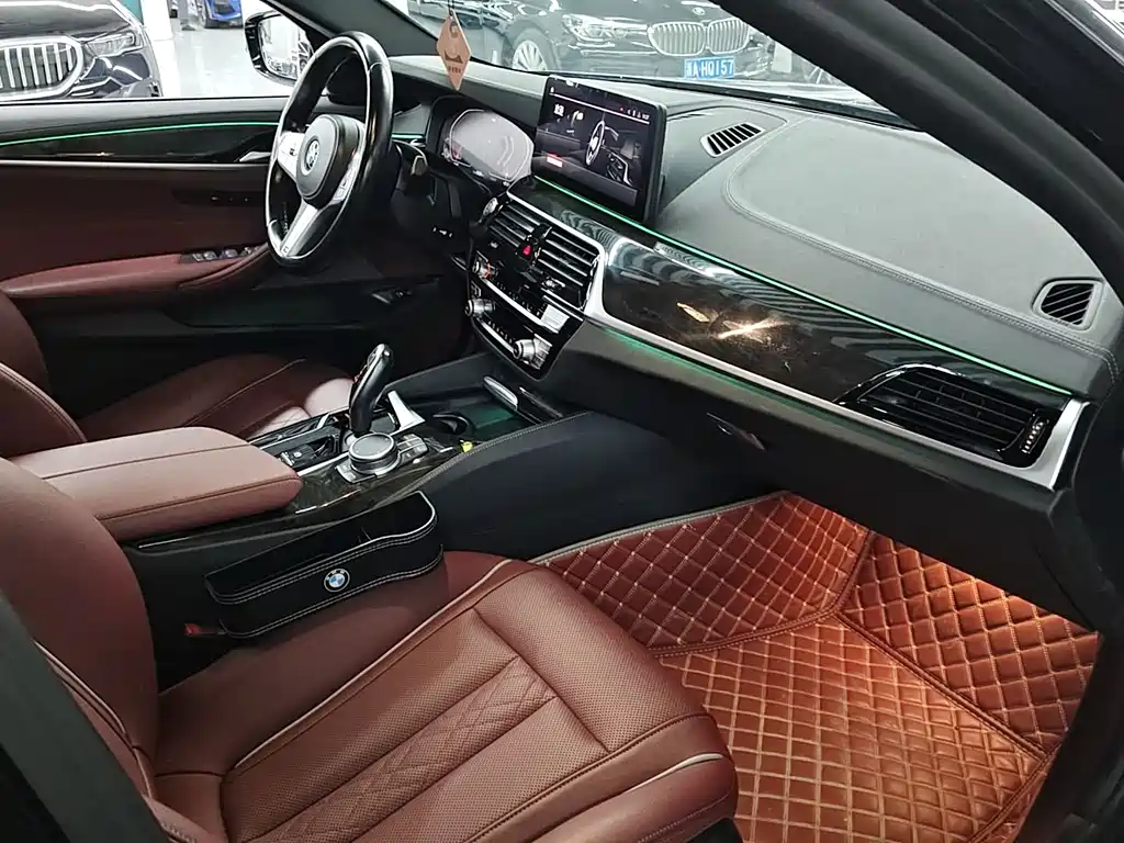 BMW 5 Series — миниатюра 13