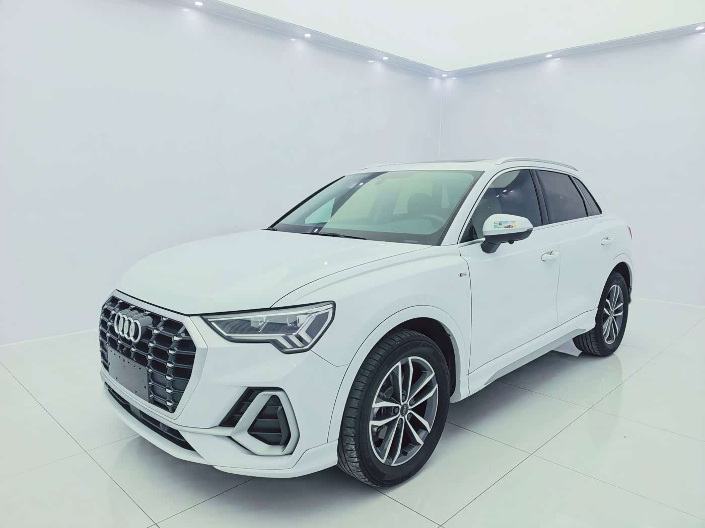 Audi Q3 1.4 л 2023 г. Белый, пробег 39000 км