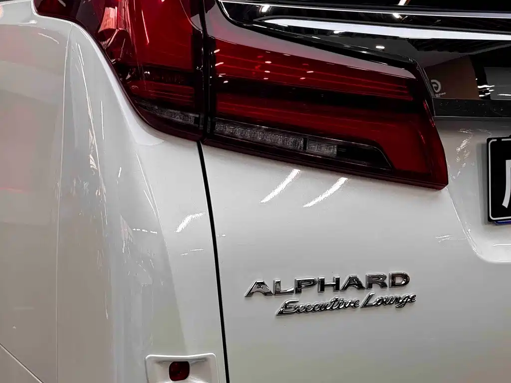 Toyota Alphard — миниатюра 24