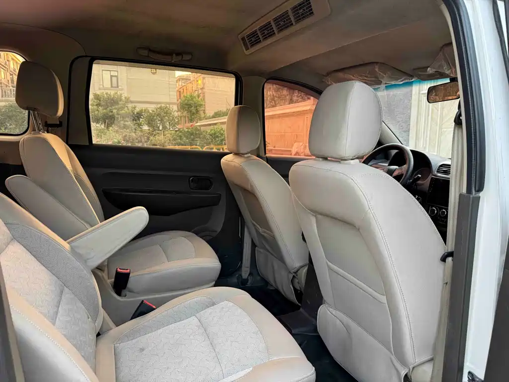 Wuling Hongguang — миниатюра 9