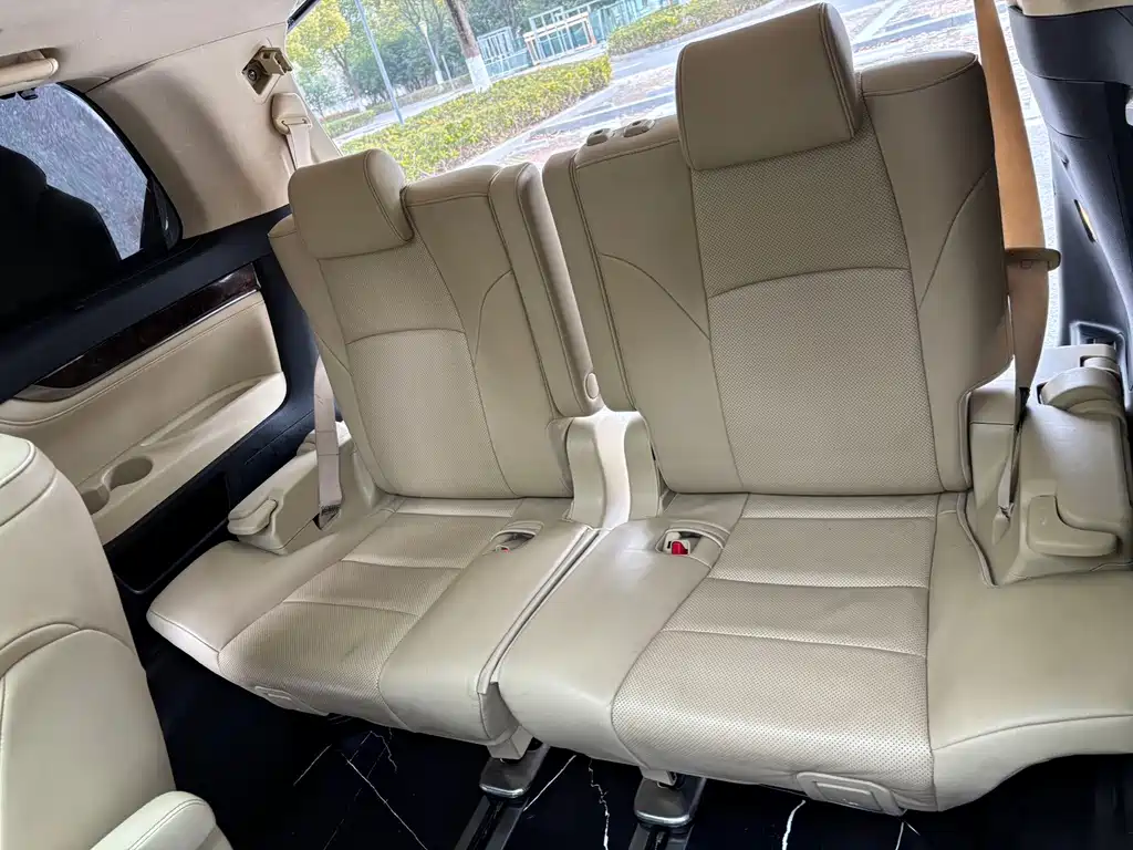 Toyota Alphard — миниатюра 10