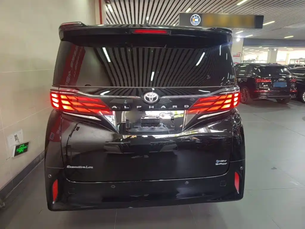 Toyota Alphard — миниатюра 6