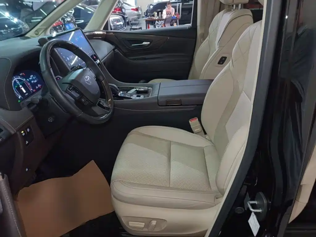 Toyota Alphard — миниатюра 15