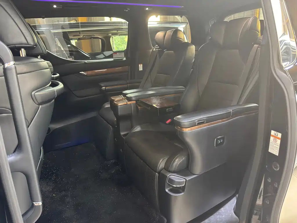Toyota Alphard — миниатюра 5