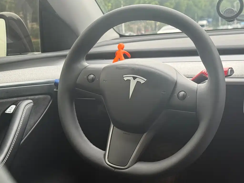 Tesla Model Y — миниатюра 8