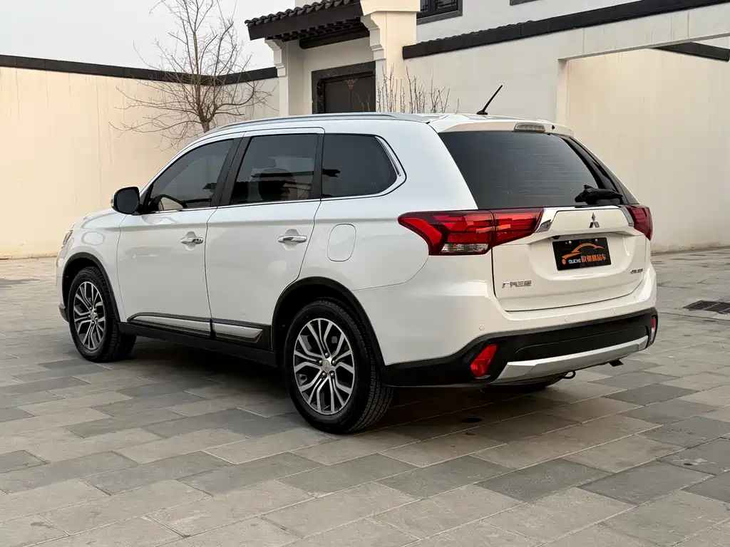 MITSUBISHI OUTLANDER