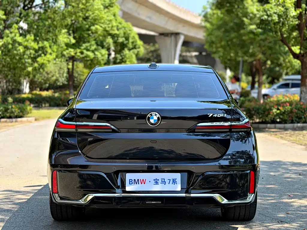 BMW 7 Series — миниатюра 22