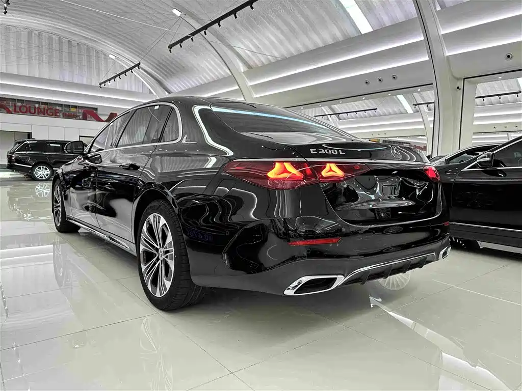 Mercedes-Benz E-Class — миниатюра 5