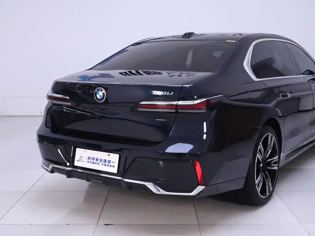 BMW 7 Series — миниатюра 8