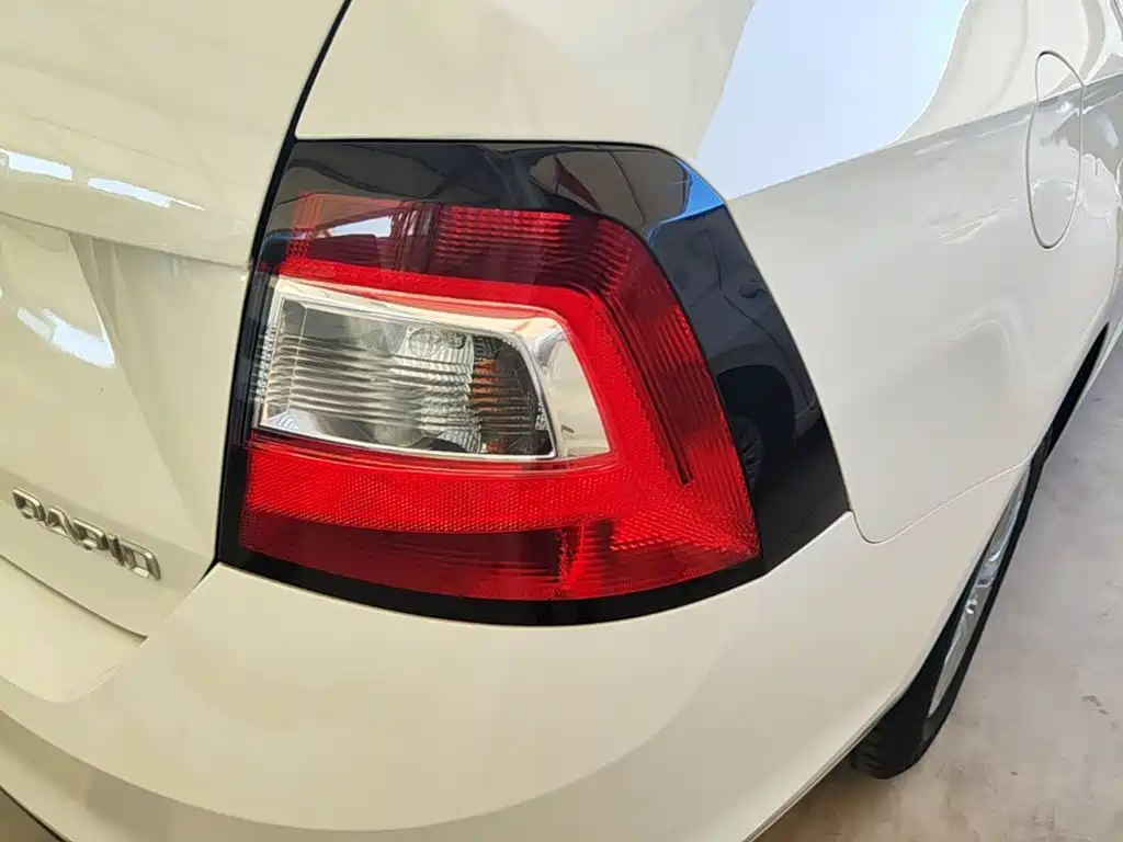 Skoda Rapid — миниатюра 8