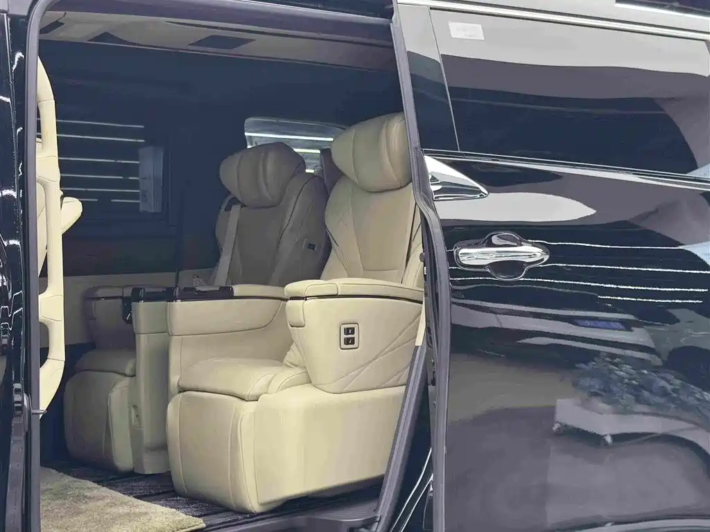 Toyota Alphard — миниатюра 8