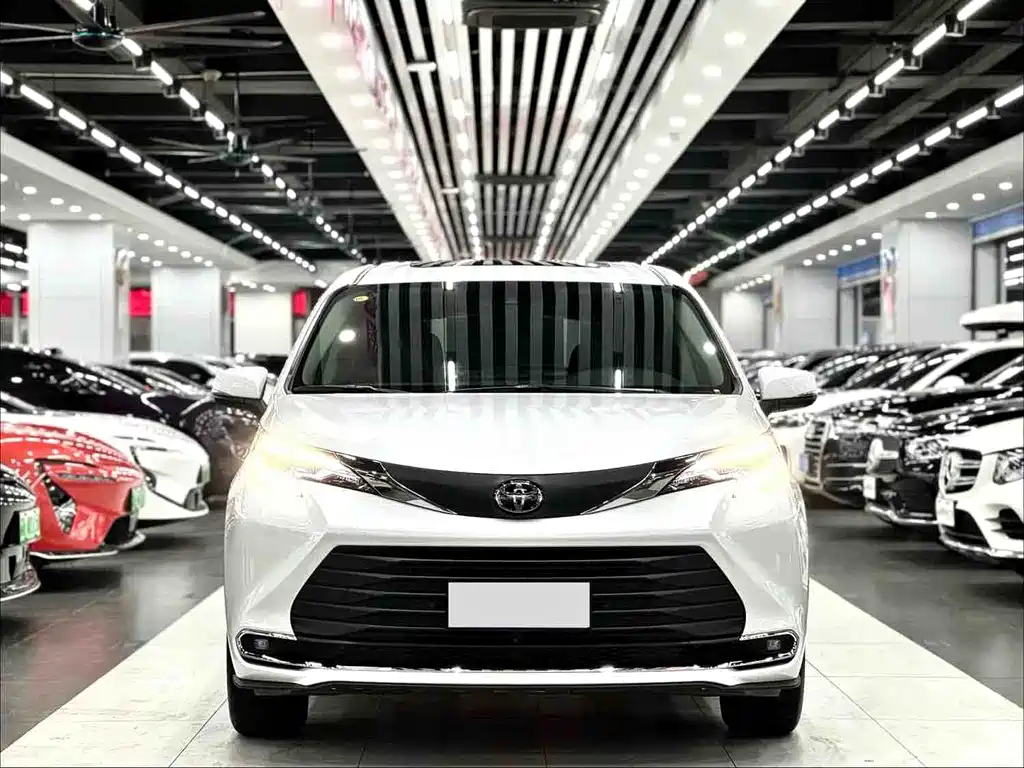 Toyota Sienna — миниатюра 2