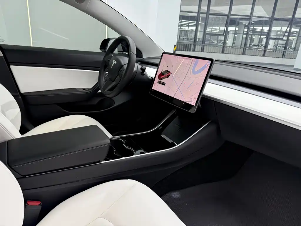 Tesla Model 3 — миниатюра 7