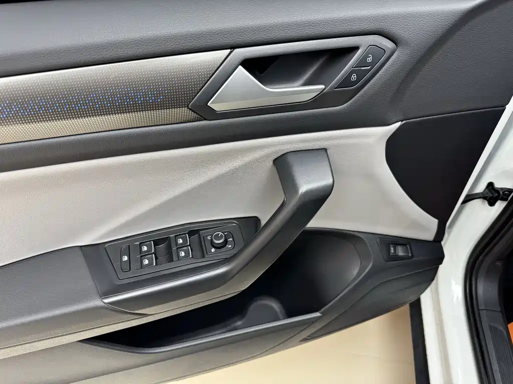 VOLKSWAGEN T ROC EXPLORING SONGS