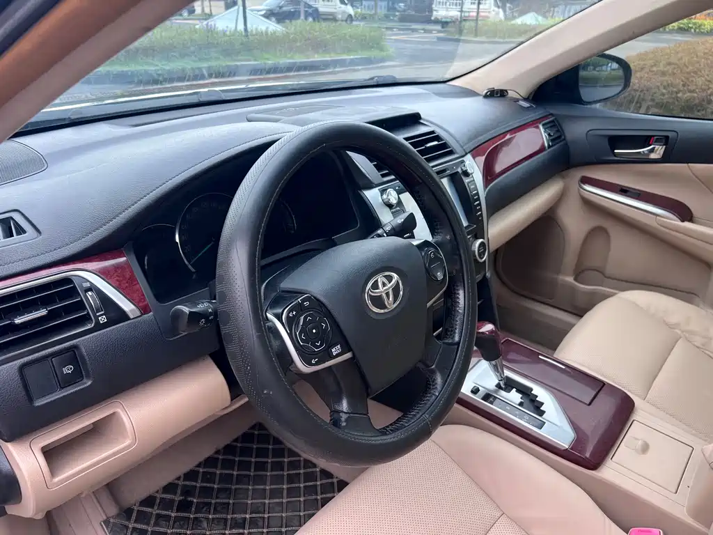 Toyota Camry — миниатюра 12