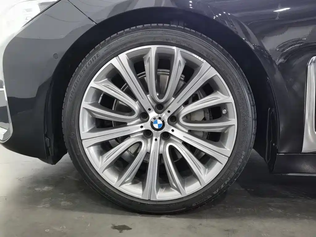 BMW 7 Series — миниатюра 17