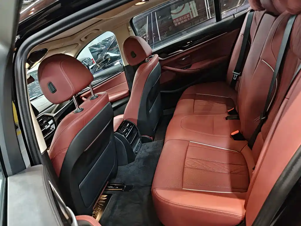 BMW 5 Series — миниатюра 7