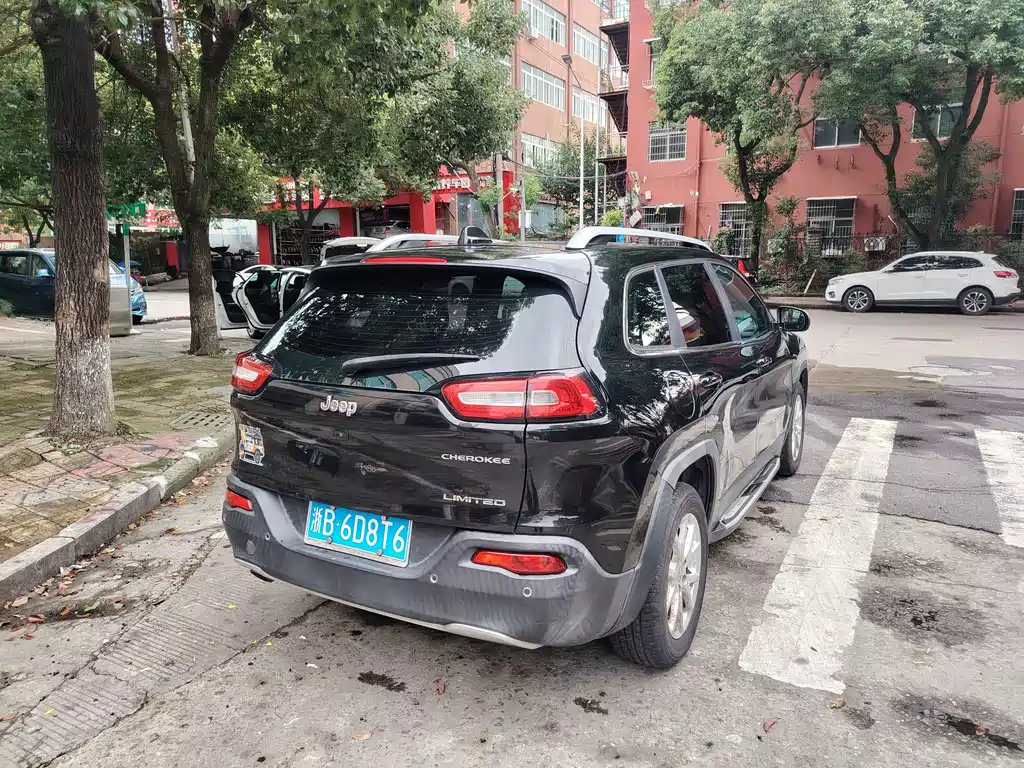 Jeep Cherokee — миниатюра 12