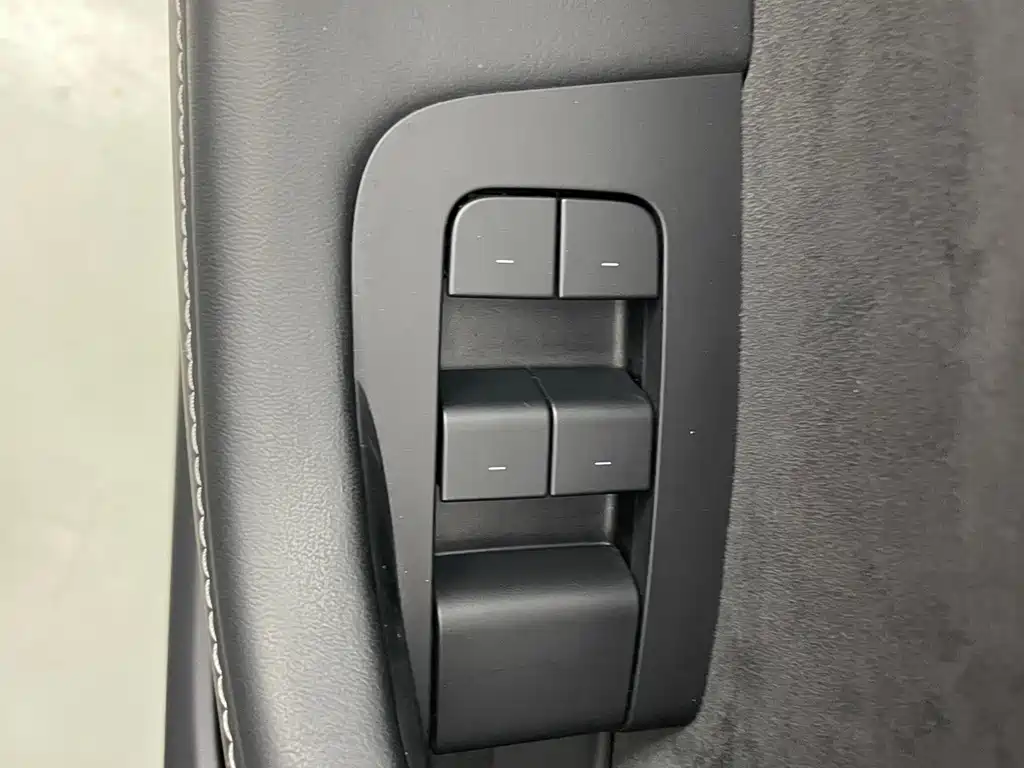 Tesla Model Y — миниатюра 11