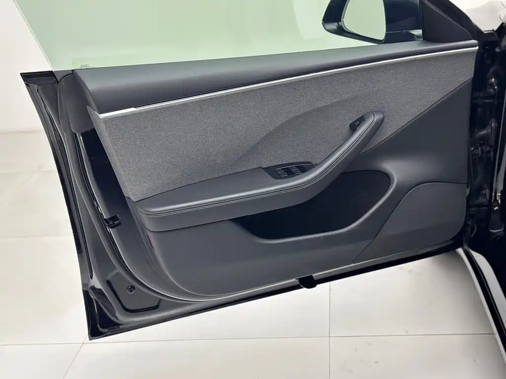 Tesla Model 3 — миниатюра 12