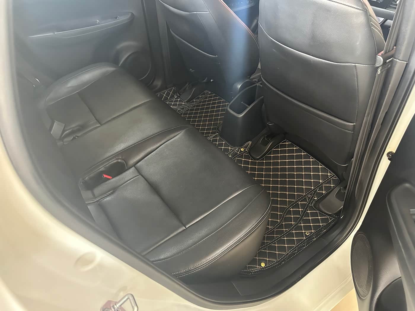 Honda Fit 1.5 л 2023 г. Белый, пробег 42000 км