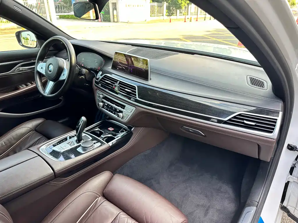 BMW 7 Series — миниатюра 19