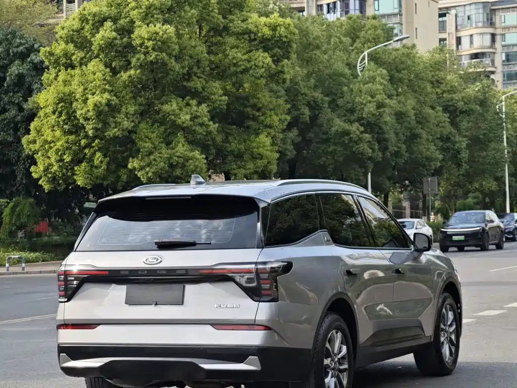 Ford Edge 2023 L 2.0T EcoBoost мест Luxury
