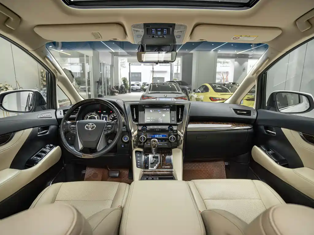 Toyota Alphard — миниатюра 8