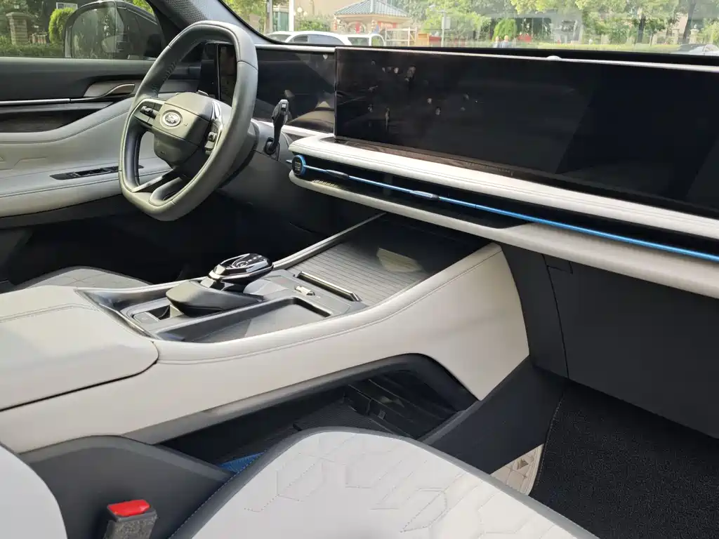 Ford Edge 2023 L 2.0T EcoBoost мест Luxury