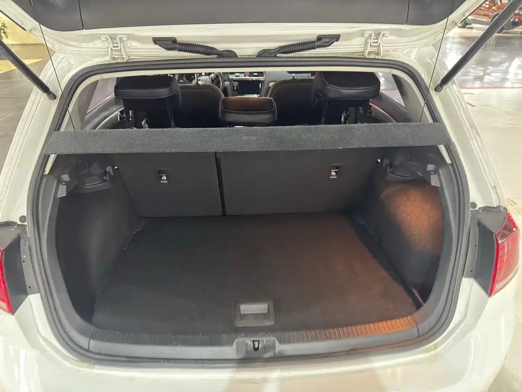 Volkswagen Golf EV — миниатюра 23