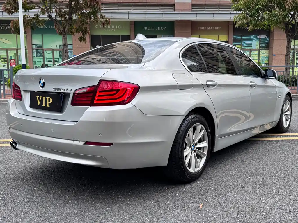 BMW 5 Series — миниатюра 6