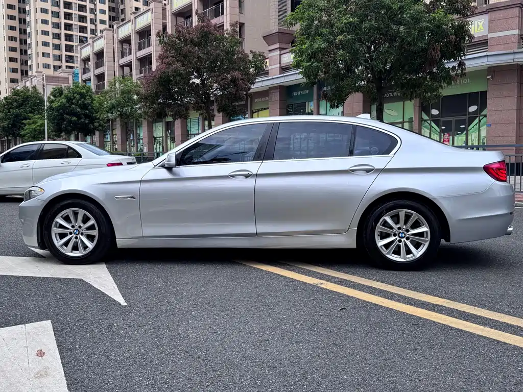 BMW 5 Series — миниатюра 9