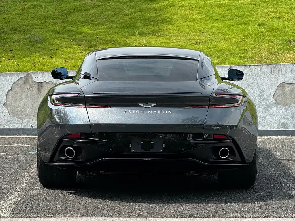 Aston Martin DB12 — миниатюра 10