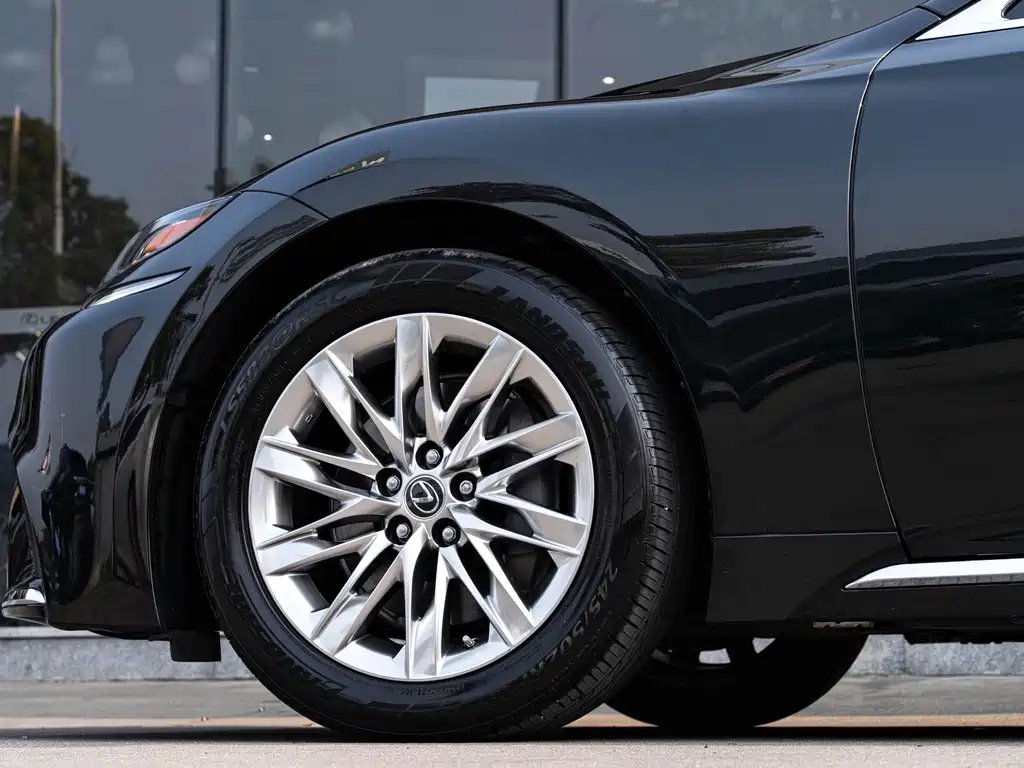 Lexus LS — миниатюра 8