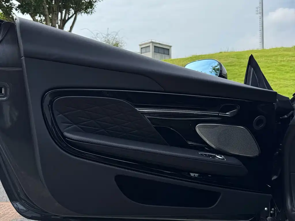 Aston Martin DB12 — миниатюра 22