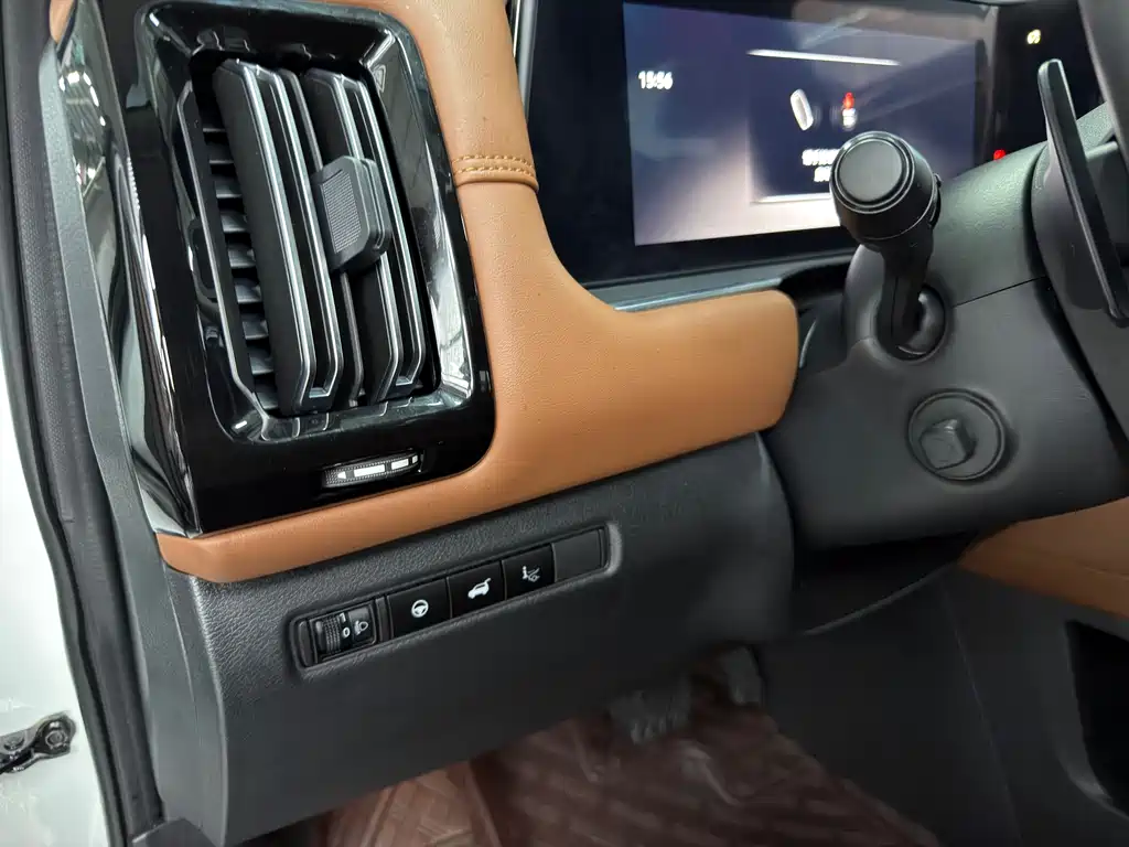 NISSAN EXPLORING THE LAND