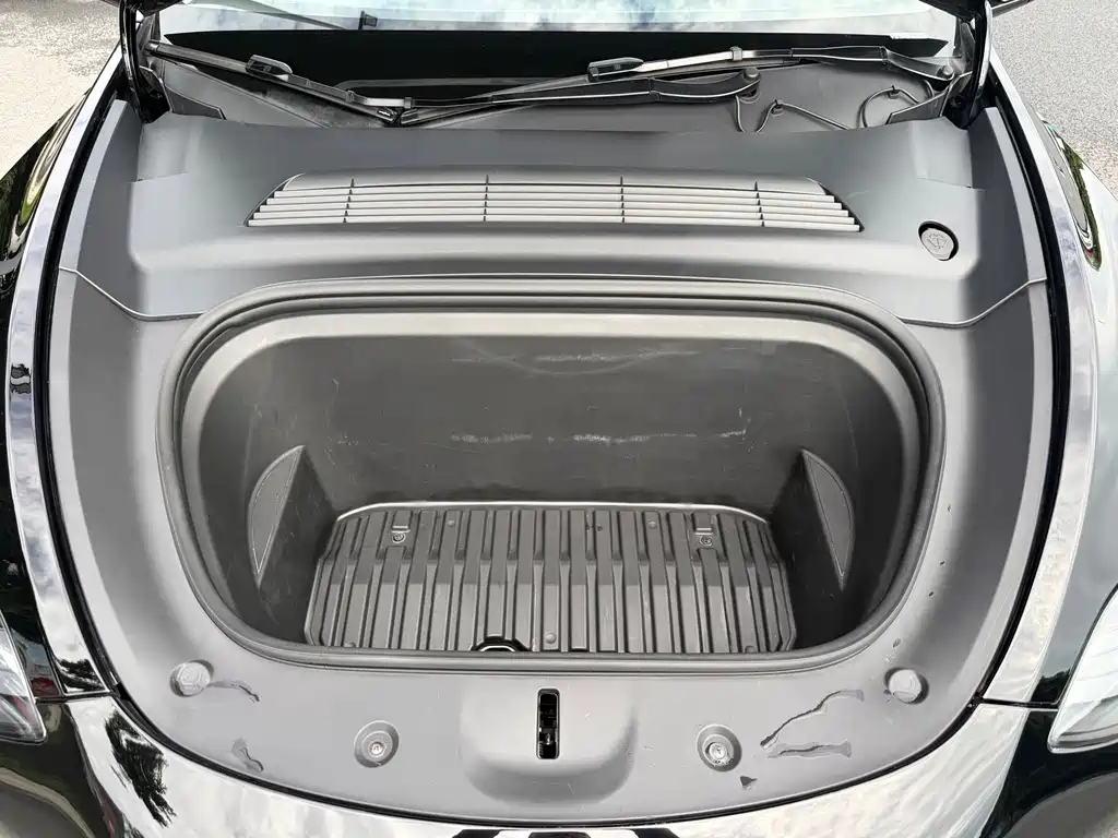 Tesla Model Y — миниатюра 13
