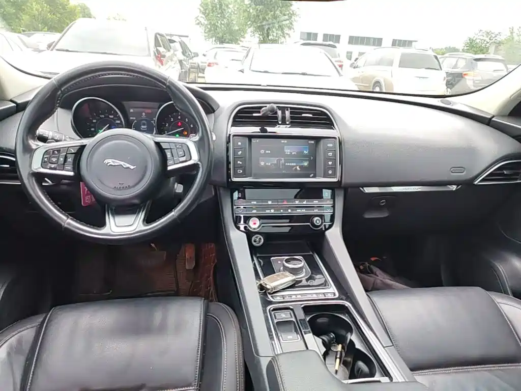 Jaguar F-PACE — миниатюра 10