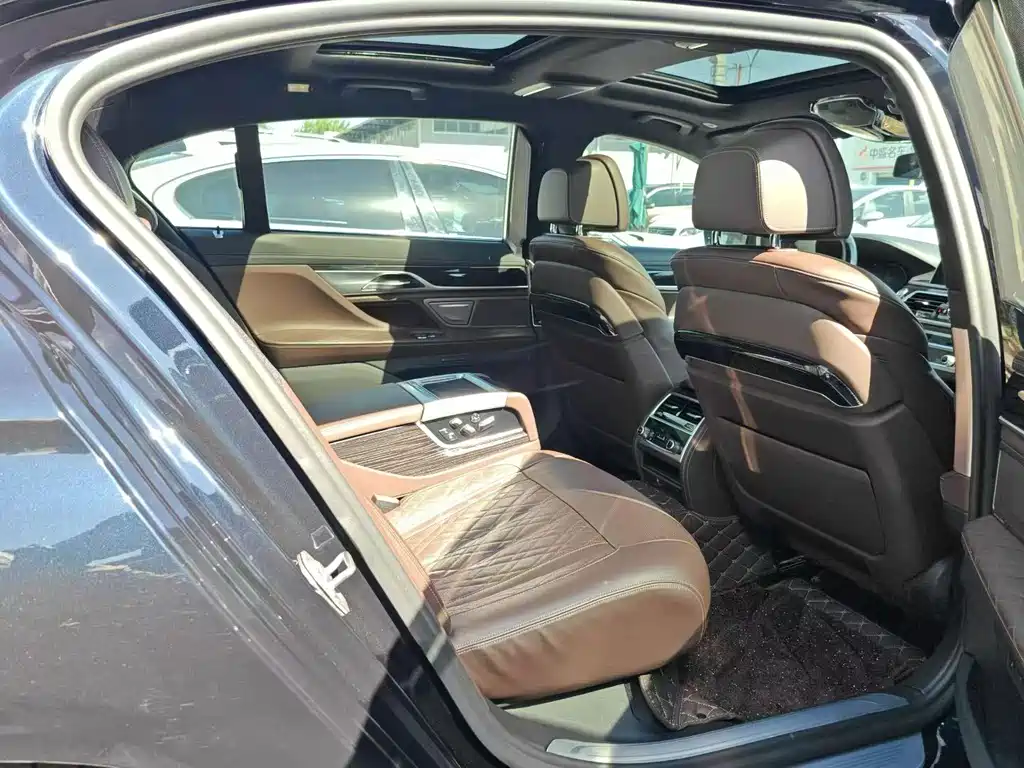 BMW 7 Series — миниатюра 8
