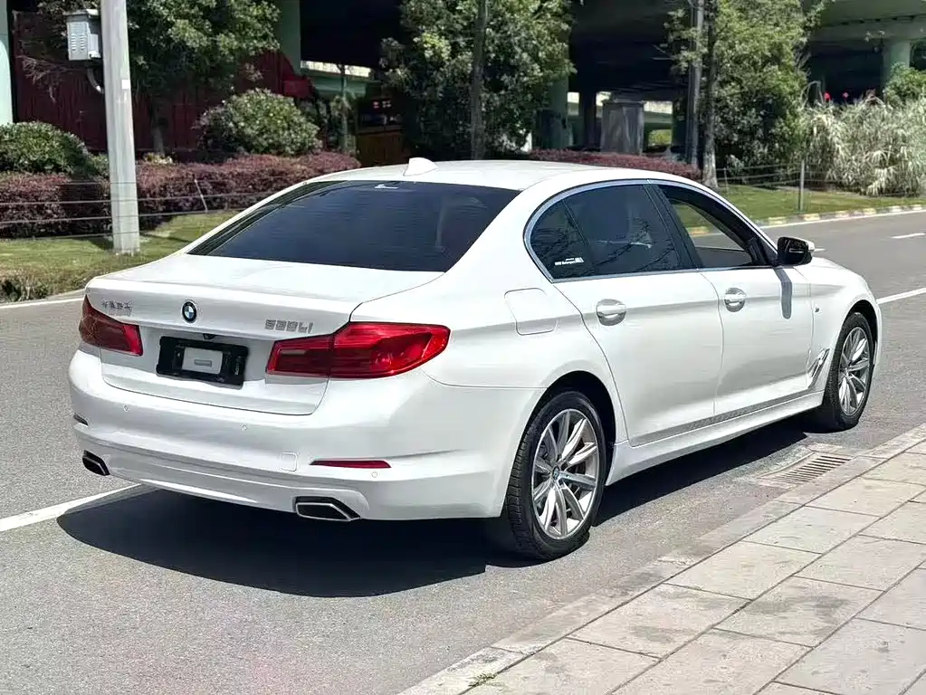 BMW 5 Series — миниатюра 13