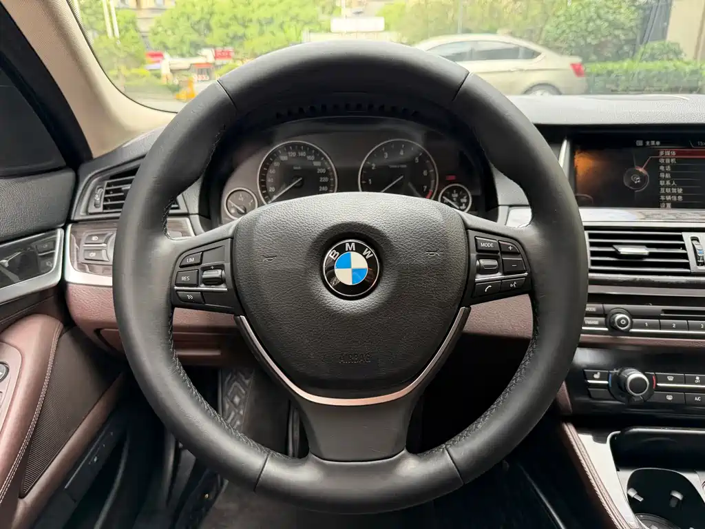 BMW 5 Series — миниатюра 8