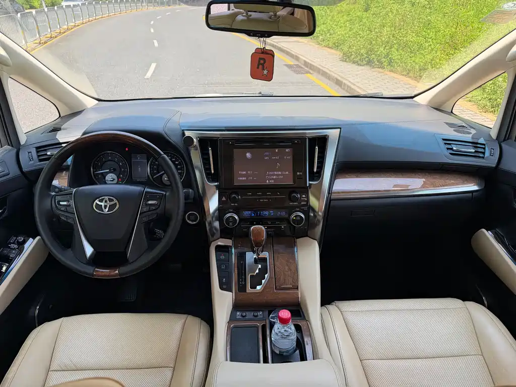 Toyota Alphard — миниатюра 11