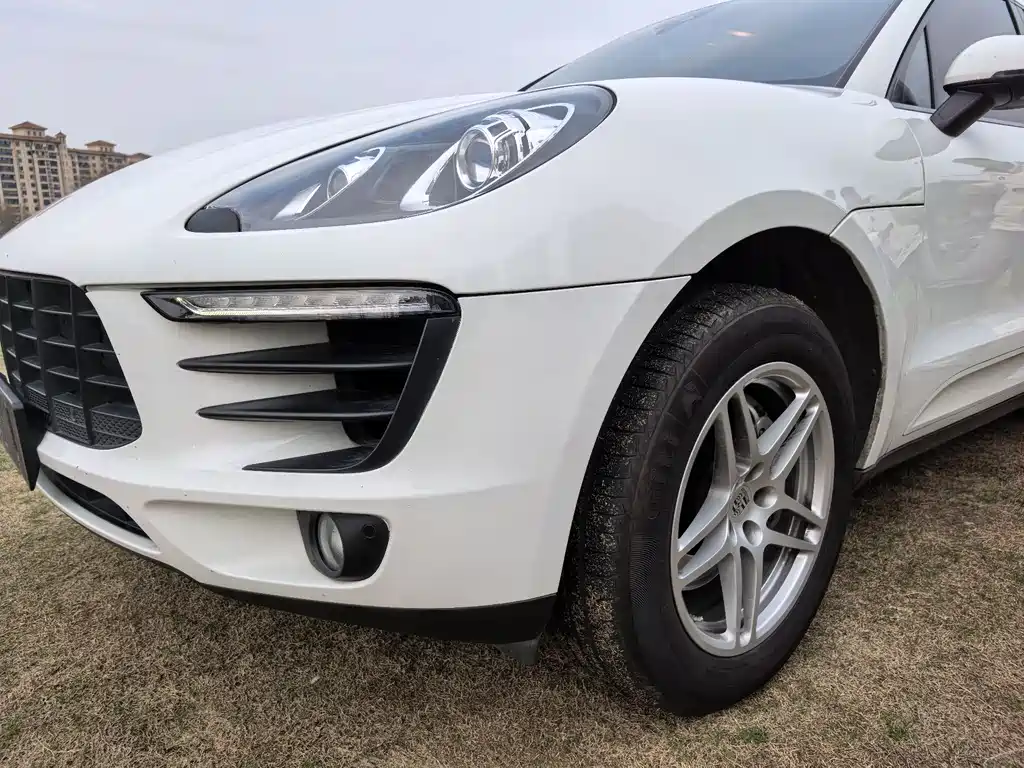 PORSCHE MACAN