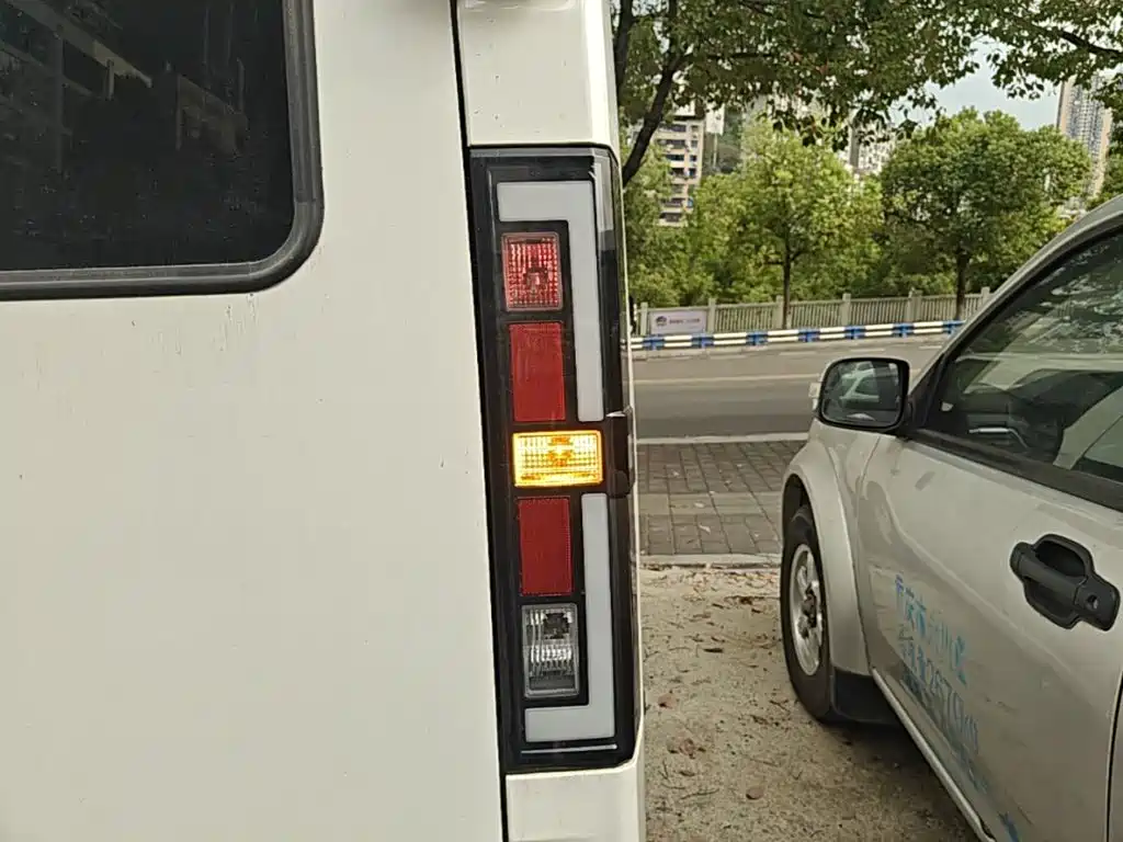 SRM Xinyuan E3L — миниатюра 8