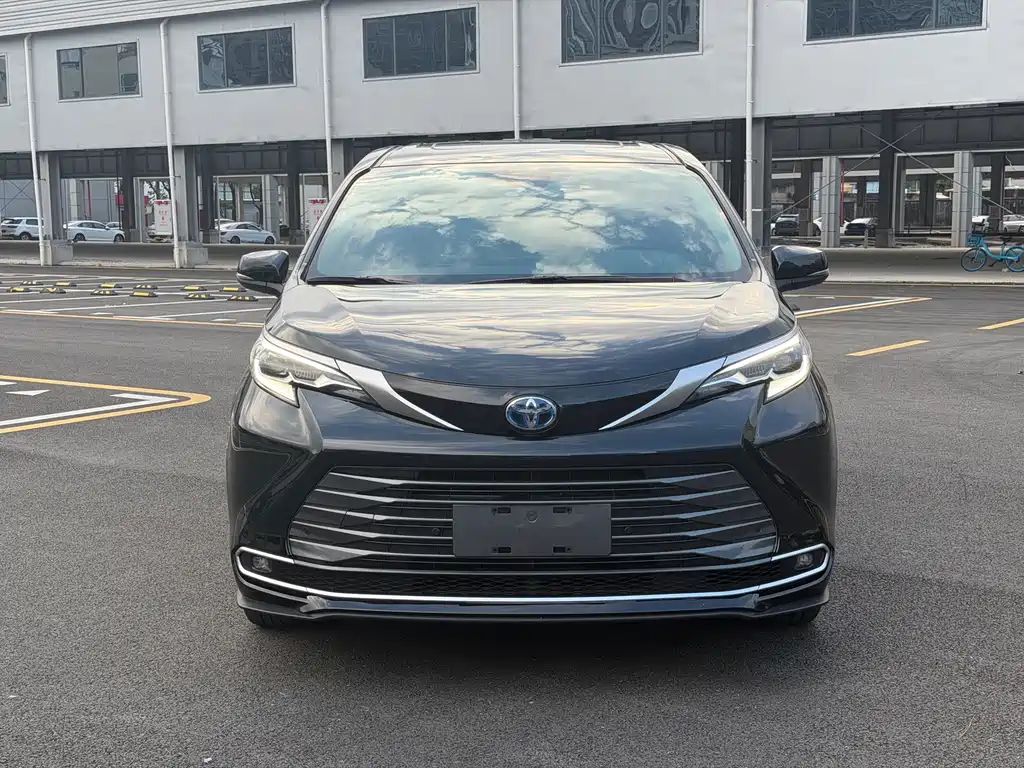 Toyota Sienna — миниатюра 2