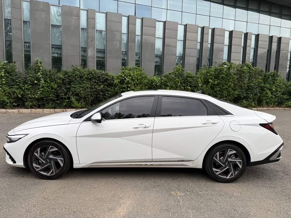 Hyundai Elantra 1.5 л 2024 г. Белый, пробег 45000 км