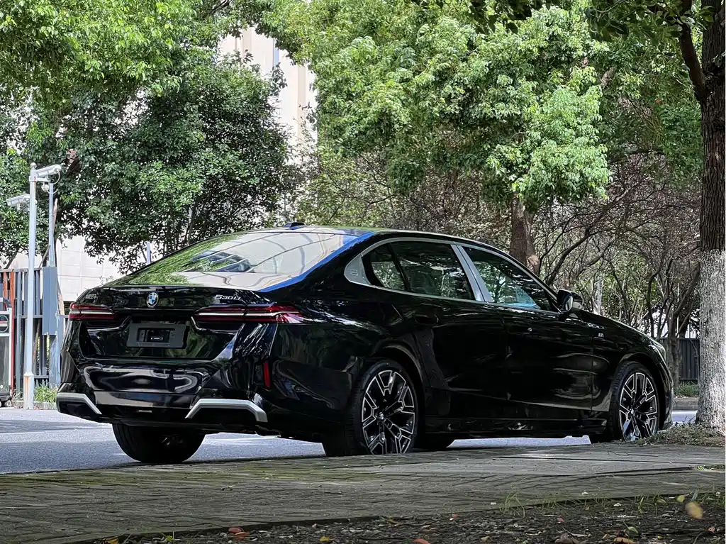 BMW 5 Series — миниатюра 5