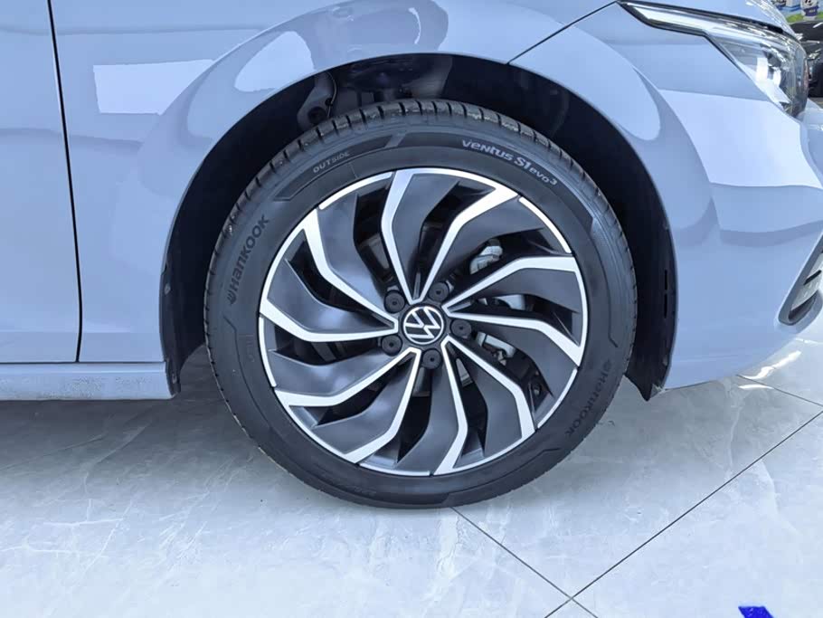 Volkswagen Golf 1.4 л 2023 г. Серебристо-серый, пробег 40800 км