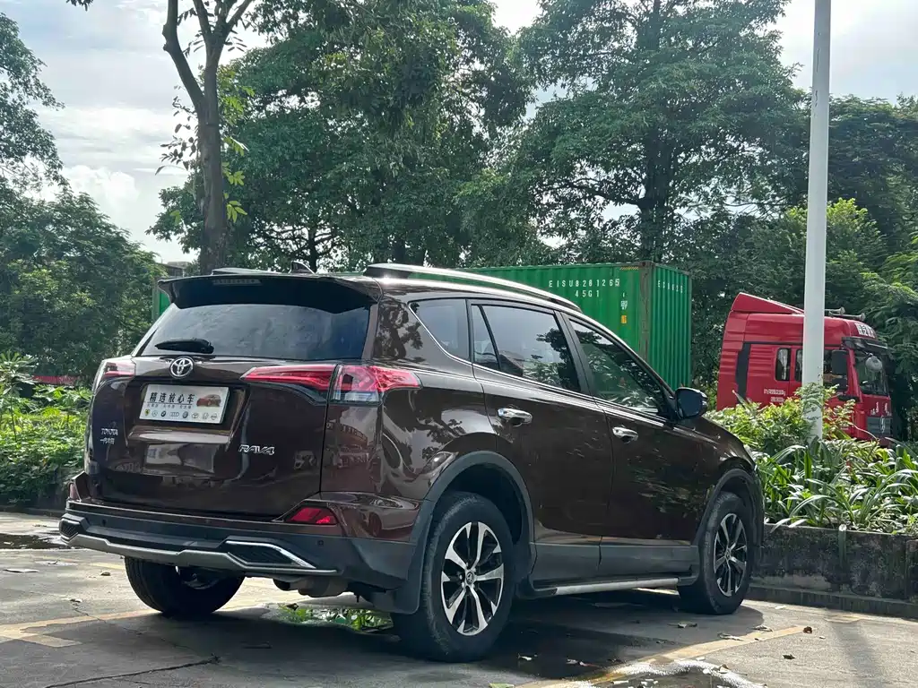 Toyota RAV4 — миниатюра 9
